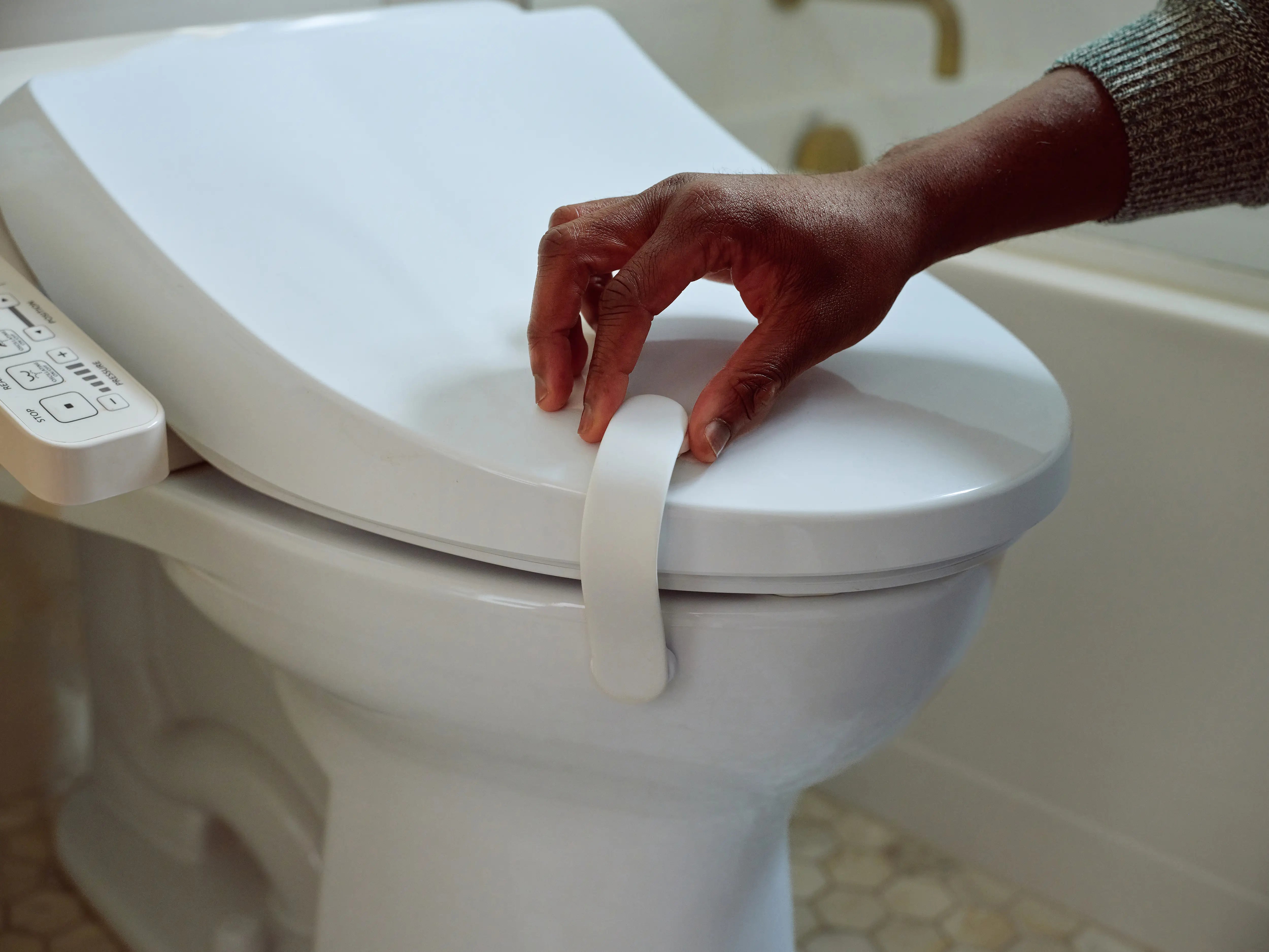 Pom Strap Lock — babyproof your bathroom with a modern, durable safety lock. Easy to install, secure, and designed for busy little ones.